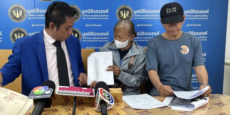 นนทบุรี ป้าวัย 58 ปี ขี่ จยย.ห่มธงชาติจากนครปฐม ร้องสื่อเจอเทศบาลวางท่อทำเสาหมุดในที่ดินหายไร้ความรับผิดชอบ