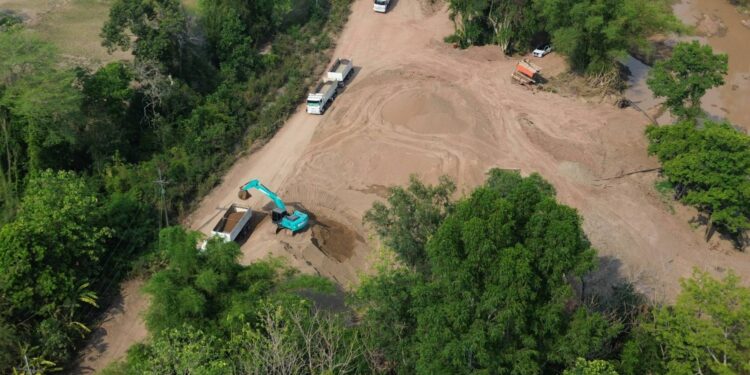 ปราจีนบุรี ดินแลกน้ำอิทธิพลเถื่อน ขู่นักข่าวสาวสิ่งแวดล้อม ขับรถไล่บี้ หลังเกาะติดปมดินแลกน้ำ 200 ล้าน