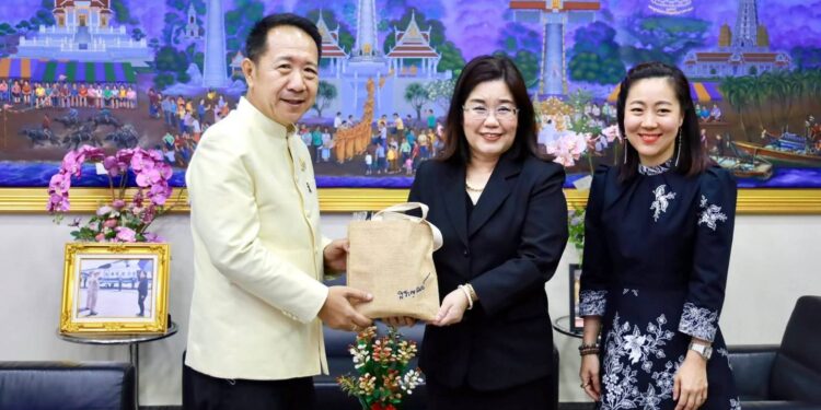 ผู้ว่าฯ ชลบุรี ให้การต้อนรับรองอธิบดีกรมการกงสุลในโอกาสเข้าเยี่ยมคารวะและรายงานผลการดำเนินงานสำนักงานหนังสือเดินทางฯ พัทยา