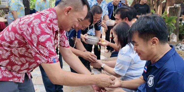 ชมรมจาวเหนือกำแพงเพชร รวมพลังชาวเหนือ 17 จังหวัด สืบสานวัฒนธรรมล้านนา จัดพิธีรดน้ำดำหัวผู้สูงอายุ รับปีใหม่ไทย