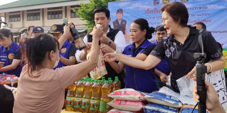 ชาวบ้านแห่ซื้อของสดคึกคักรอง ผวจ.ชลบุรี จับมือกับอำเภอพานทองเปิดตลาดสินค้าราคาถูกบำบัดทุกข์ลดค่าครองชีพให้ประชาชน ตามโครงการไทยช่วยไทย สนองนโยบายนายอนุทินของนายกรัฐมนตรี