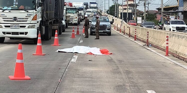 นนทบุรี วงจรปิด สลดคู่รักขี่รถจยย.ยางระเบิด เสียหลักล้ม แฟนสาวกระเด็นตกถนนกลิ้งเข้าใต้รถบรรทุกพ่วง22ล้อ ถูกทับซ้ำดับสลดต่อหน้า