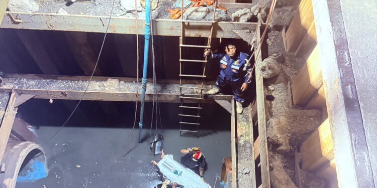 นนทบุรี ลุงวัย 50 ปี ขับขี่รถจยย.กำลังไปส่งน้องสาว มองไม่เห็นทาง พุ่งตกบ่อลึก 15 เมตร น้องสาวเจ็บหนัก กู้ภัยช่วยรอดหวุดหวิด