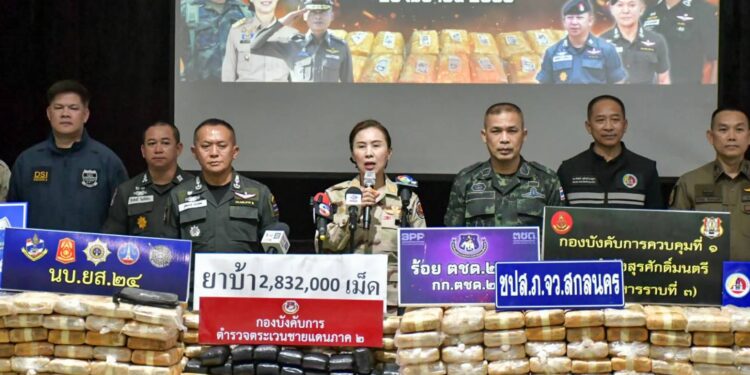 สกลนคร ระทึกกลางดึก จนท.เปิดปฏิบัติการไล่ล่ากระบะขนยาบ้ายึด 2.8 ล้านเม็ด