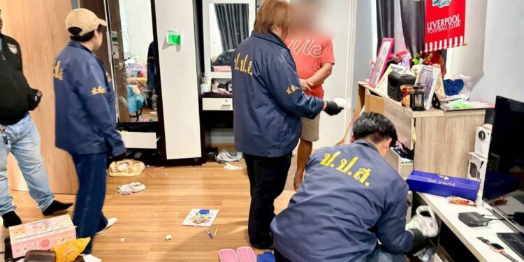 ป.ป.ส.กทม. ผนึกกำลังตำรวจนครบาล ทลายเครือข่ายค้ายา “ธงชัย หรือบลู” ยึดทรัพย์กว่า 10 ล้านบาท เดินหน้าขยายผลทำลายเครือข่ายรายสำคัญ