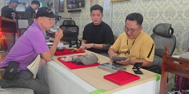 ฮือฮาสุดทึ่ง คลิปไวรัลคนชมกว่า 4 ล้านคน หนุ่มซื้อสร้อยเงิน 800 สร้อยลอกออกสีแดงๆสุดท้ายพบเป็นทองเคขายได้ 78,000 บาท