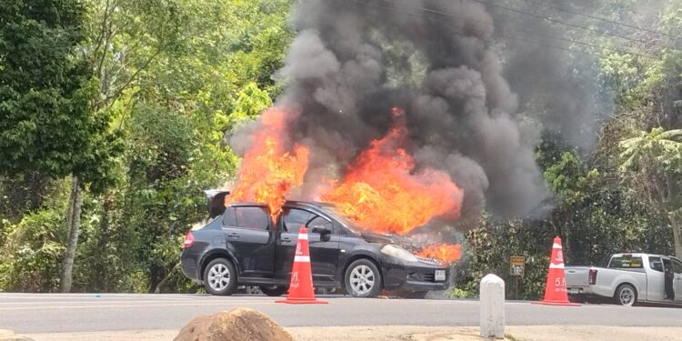 ปราจีนบุรี ระวังภัย ภาพเหตุการณ์ระทึกเขาใหญ่ร้อนจัดไฟลุกท่วมเก๋งวอดทั้งคันที่จุดชมวิว กม.30 สาวกำแพงเพชรวิ่งหนีตายหวุดหวิด คาดเครื่องร้อนจัดบวกอากาศเดือด