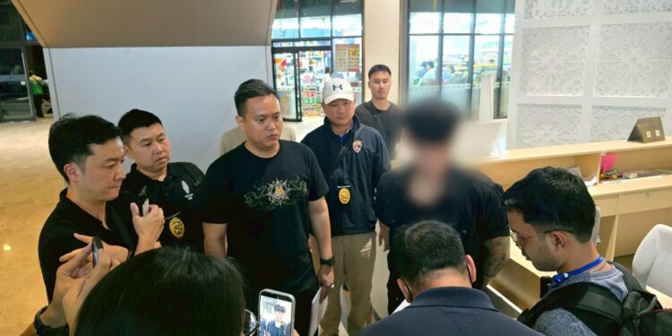 รวบคากรุง สแกมเมอร์เกาหลีข้ามชาติ สืบ ตม.3 ผนึกกำลัง ป.ป.ส. บุกจับผู้ต้องหา “หมายแดง INTERPOL” พร้อมยาไอซ์ คาคอนโดหรูย่านห้วยขวาง