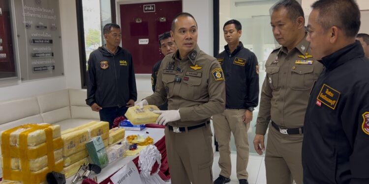 นนทบุรี ผู้การนนท์ ปราบสองผัวเมียลักลอบขายยา ยึดของกลางยาบ้า 250,000 เม็ด สารภาพรับมาขายต่อเม็ดละ30บาท 