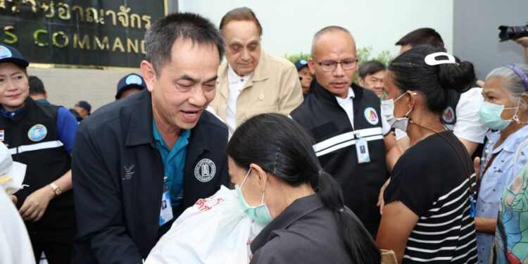 กองอำนวยการรักษาความมั่นคงภายในราชอาณาจักร จัดโครงการ “กอ.รมน. ปันน้ำใจ” จับมือ มูลนิธิป่อเต็กตึ๊ง มูลนิธิไทยอาสาป้องกันชาติ และภาคีเครือข่ายภาคประชาชน มอบสิ่งของอุปโภคบริโภค บรรเทาทุกข์ค่าครองชีพของประชาชน ณ บริเวณด้านหน้ากองอำนวยการรักษาความมั่นคงภายในราชอาณาจักร สวนรื่นฤดี เขตดุสิต กรุงเทพฯ