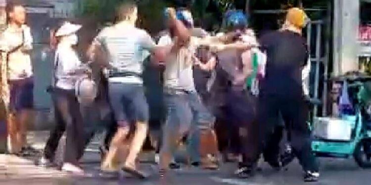 แก๊งเวียดนามเหิม ยกพวกรุมตื้บพ่อค้าไทย หลังไม่พอใจถูกแจ้ง จนท. อ้างยึดพื้นที่แล้วสั่งคนไทยห้ามขาย