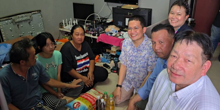 นนทบุรี ต่อข่าว อำเภอปากเกร็ด พร้อมหลายหน่วยงานบุกเยี่ยมบ้าน “น้องเบญ” เด็กหญิงเก็บขยะเลี้ยงครอบครัว เร่งตรวจสอบสิทธิ์ช่วยเหลือ