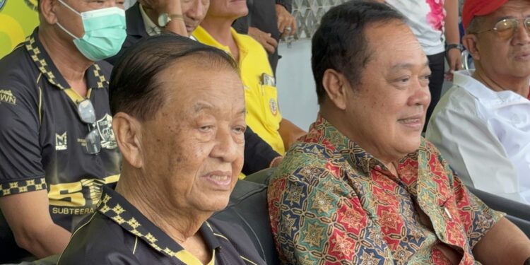 ‘อ.วันนอร์-พ.ต.อ.ทวี’ ตบเท้าเชียร์ ‘ปัตตานี เอฟซี’ สนามแตกหมื่นคน-จับตาถกเครียดขุนพลประชาชาติ