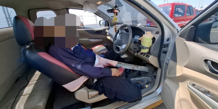 ปทุมธานี สยองหัวหน้าคนงานขับกระบะพาลูกน้องไปทำงานรถเสียหลักตกร่องข้างถนนเหล็กฉากเสียบท้องดับ