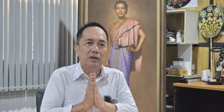 เปิดใจหน่องเชอรีฟ หวนคืนเวที “ย่าฉันท่านชื่อโม” หลังห่างหาย 4–5 ปี ผู้กำกับย้ำยกระดับมาตรฐานเทียบโรงละครใหญ่ มุ่งรักษามรดกวัฒนธรรมโคราช พร้อมสะท้อนปัญหาคนกลาง-งบประมาณ