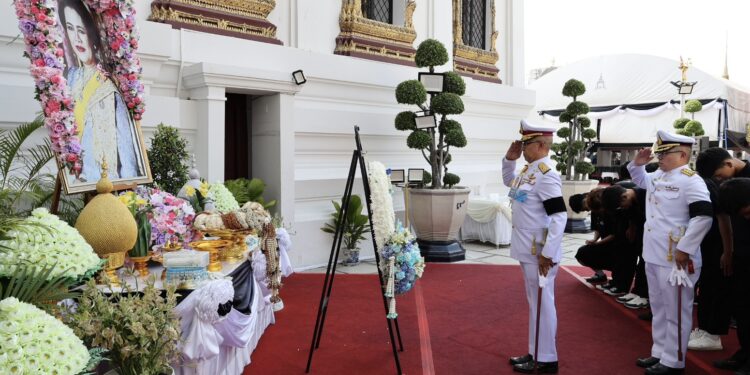 กองบัญชาการกองทัพไทย โดย หน่วยบัญชาการทหารพัฒนา นำเยาวชนจากทั่วประเทศ วางพวงมาลาถวายสักการะ และกราบถวายบังคมพระบรมศพ สมเด็จพระนางเจ้าสิริกิติ์ พระบรมราชินีนาถ พระบรมราชชนนีพันปีหลวง เพื่อแสดงความจงรักภักดี และน้อมสำนึกในพระมหากรุณาธิคุณ