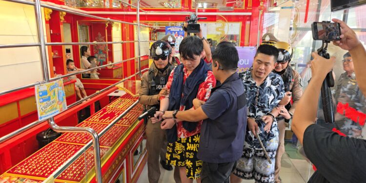 ผู้การโคราชคุม 2 คนจีนทำแผนประกอบคำรับสารภาพ ชิงทองด่านเกวียน ชาวบ้านแห่มุงดูแน่น