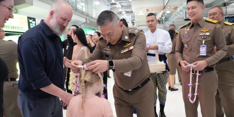 สตม. ผนึกกำลัง ทอท. ระดมเจ้าหน้าที่ดูแลนักท่องเที่ยวช่วงเทศกาลสงกรานต์ 2569 มุ่งสร้างความประทับใจตั้งแต่ก้าวแรก สะท้อนความทุ่มเทของเจ้าหน้าที่ตรวจคนเข้าเมือง