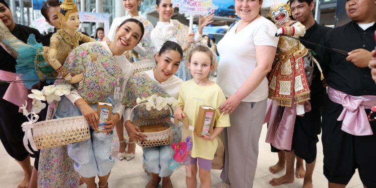 สมุทรปราการ ทสภ.สร้างรอยยิ้มตั้งแต่ก้าวแรก สาดความสุขรับสงกรานต์ แจกของที่ระลึกเซอร์ไพรส์นักท่องเที่ยว