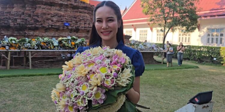 นนทบุรี “ฌาร์ม” นางงามชื่อดัง นำพุ่มดอกบัวทำบุญถวายวัดไม่ขอดราม่ากระแสโซเชี่ยลเผยทำบุญแล้วสบายใจก็พอ