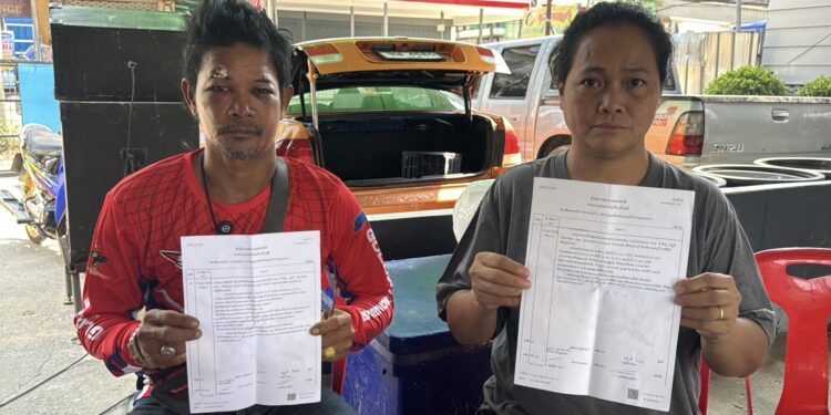 ลุงถอยรถติดหลุมถูกกล่าวหาทับเด็ก ก่อนถูกรุมยำ เมียโผกอดป้องยังไม่หยุด โดนเตะซ้ำเจ็บทั้งครอบครัว