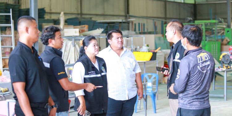 นายก อบต.สำนักบก ลงพื้นที่ตรวจสอบโรงงานพ่นสีไร้ใบอนุญาต หลังชาวบ้านร้องเรียนเสียงดังยามค่ำคืน