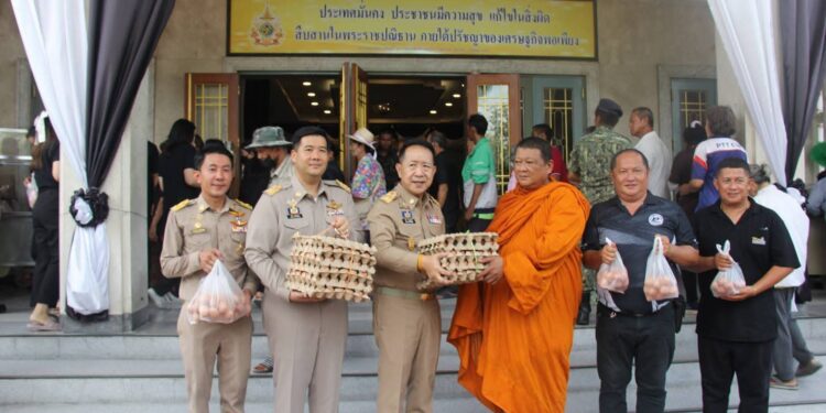 ผู้ว่าฯ ชลบุรี ร่วมกับสมาคมผู้สื่อข่าวช่างภาพ-สายเจาะชลบุรีร่วมส่งต่อความสุขกับ “ตู้ปันสุข” ส่งต่อกำลังใจ-อาหารจำเป็นให้ประชาชน สอดคล้องไทยช่วยไทยตามนโยบายรัฐบาล