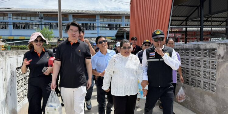 นายกเทศมนตรีตำบลคลองตำหรุ พร้อมคณะและภาคเอกชนในพื้นที่ลงพื้นที่เยี่ยมให้กำลังใจประชาชนกลุ่มเปราะบาง(ผู้ป่วยติดเตียง)ในชุมชน