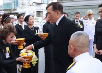 พระบาทสมเด็จพระเจ้าอยู่หัว และสมเด็จพระนางเจ้า ฯ พระบรมราชินี เสด็จพระราชดำเนินทรงเปิดอาคารศาลเจ้าไต้ฮงกงหยกขาว เฉลิมพระเกียรติ 72 พรรษา ถนนเจริญราษฎร์ เขตสาทร กรุงเทพฯ พุทธสถานประวัติศาสตร์ มรดกแห่งเมตตาธรรม และแหล่งเรียนรู้ด้านสถาปัตยกรรมเชิงวัฒนธรรมแต้จิ๋วโบราณอันทรงคุณค่า ศูนย์รวมพลังศรัทธาที่ยิ่งใหญ่บนดินแดนศักดิ์สิทธิ์กว่า 120 ปี