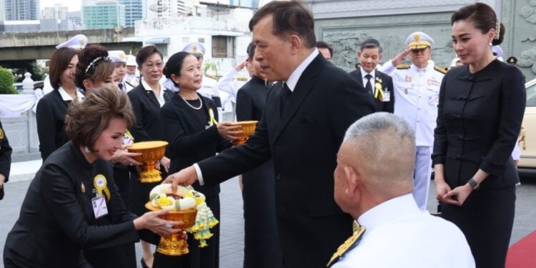 พระบาทสมเด็จพระเจ้าอยู่หัว และสมเด็จพระนางเจ้า ฯ พระบรมราชินี เสด็จพระราชดำเนินทรงเปิดอาคารศาลเจ้าไต้ฮงกงหยกขาว เฉลิมพระเกียรติ 72 พรรษา ถนนเจริญราษฎร์ เขตสาทร กรุงเทพฯ พุทธสถานประวัติศาสตร์ มรดกแห่งเมตตาธรรม และแหล่งเรียนรู้ด้านสถาปัตยกรรมเชิงวัฒนธรรมแต้จิ๋วโบราณอันทรงคุณค่า ศูนย์รวมพลังศรัทธาที่ยิ่งใหญ่บนดินแดนศักดิ์สิทธิ์กว่า 120 ปี