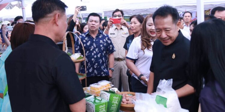 ชลบุรีเปิดตลาดเช้า “ไทยช่วยไทย” ขนทัพสินค้าลดค่าครองชีพสูงสุด 58%