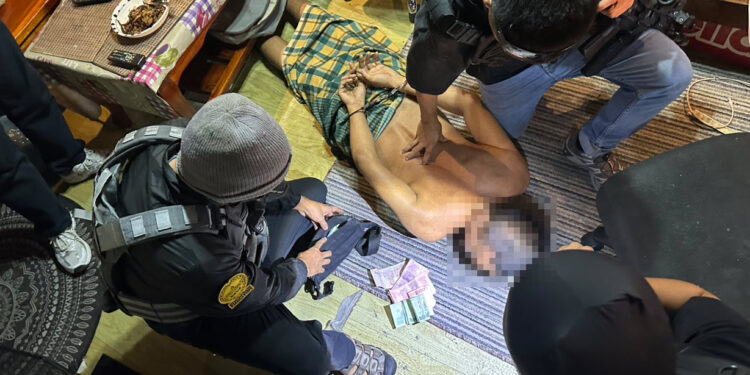 สายสืบหมอนทอง ลุยชุมชนอุดมสุข บุกทลายแหล่งมั่วสุมยา-พนัน รวบ 3 ผู้ต้องหา ยึดสล็อต-ไอซ์