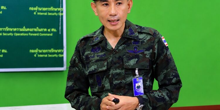 รองโฆษก กอ.รมน.ภาค 4 ส่วนหน้า เผย เจ้าหน้าที่สนธิกำลังบุกตรวจสถานประกอบการเกาะพะงัน พบแรงงานต่างด้าวผิดกฎหมายจำนวนมาก พร้อมดำเนินคดีผู้เกี่ยวข้อง