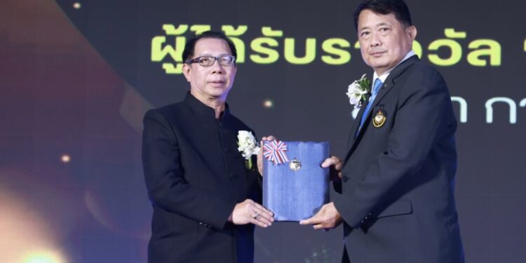 อธิการบดี มทร.รัตนโกสินทร์ รับรางวัลเกียรติยศ “จิตวิทยาความมั่นคงดีเด่น” ประจำปี 2569
