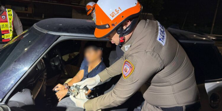 ตำรวจ บก.จร.รวบหนุ่มเมาขับเก๋งหนีด่านซุกปืนลูกโม่ในรถ 1 กระบอก เป่าเมาพุ่ง 61 มก. ย่านพัฒนาการ