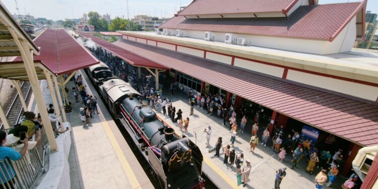 นครปฐม การรถไฟแห่งประเทศไทย เปิดประสบการณ์ให้นักท่องเที่ยวได้สัมผัสการเดินทางย้อนวันวานสุดคลาสสิก จัดขบวนรถจักรไอน้ำพิเศษ เส้นทางกรุงเทพฯ – นครปฐม เนื่องในวันฉัตรมงคล ประจำปี 2569 เฉลิมพระเกียรติพระบาทสมเด็จพระเจ้าอยู่หัว