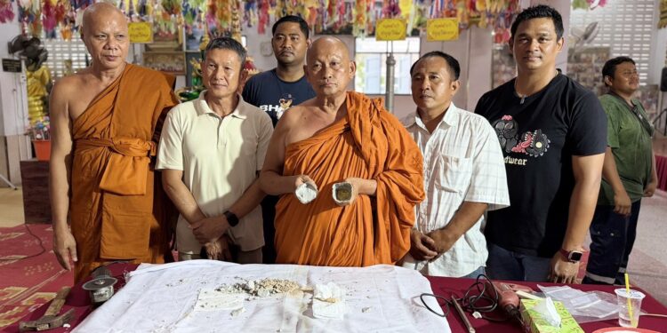 ปทุมธานี เจ้าอาวาสวัดบุญชื่นชู ผ่าพระเกศพิสูจน์พบทองคำยังอยู่ข้างในจริงสิ้นข้อครหา