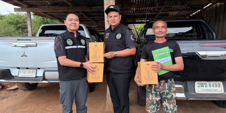 ผอ.สำนักบริหารพื้นที่อนุรักษ์ที่ 3 ลงพื้นที่ตรวจเยี่ยมและติดตามการปฏิบัติงาน และมอบอุปกรณ์เครื่องวัดปริมาณน้ำฝน และเครื่องดื่มคาราบาว พร้อมทั้งติดตามภารกิจการเฝ้าระวังผลักดันช้างป่าออกจากพื้นที่ท่องเที่ยว