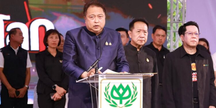 รมต.สุชาติ ชมกลิ่น จับมือ CPF และจังหวัดชลบุรี เนรมิตหน้าศาลากลางเป็น “ตลาดปันน้ำใจ” ขนทัพสินค้าอุปโภคบริโภคราคาต่ำกว่าทุน ช่วยลดภาระค่าครองชีพ พร้อมจัดมวยโลกสร้างความสุขให้ประชาชน