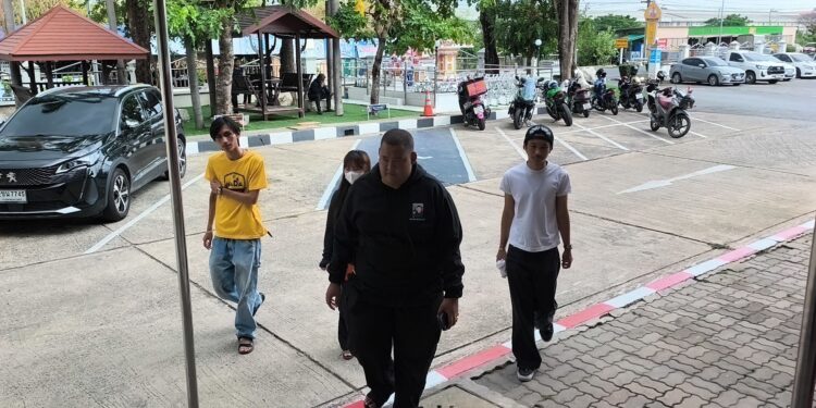 แก๊งโจ๋ไล่ล่าหนุ่มวัย 29 เข้าใจผิดคิดว่าเป็นเด็กช่างปมเสื้อเขียน “สยาม2026” มีดจี้รุมตื้บเอาหมวกกันน็อกฟาดกลางถนน 