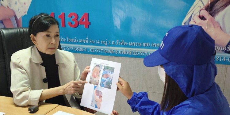 สะเทือนใจแม่ สาวชาวมุกดาหารร่ำไห้ร้องปวีณา หลังเพิ่งรู้ความจริงสุดช็อก ลูกสาวที่อุ้มเลี้ยงมาตั้งแต่แบเบาะไม่ใช่ลูกแท้ๆ ถูกหญิงรับจ้างเลี้ยงเด็กสลับตัว ตั้งแต่วัยเพียง 5 เดือน ขณะลูกสาวตัวจริงหายไร้ร่องรอยนานกว่า 2 ปี วอนตำรวจเร่งตามตัวกลับคืนสู่อ้อมอกแม่ ตำรวจ-พม.รื้อคดีเร่งล่าตัวผู้เกี่ยวข้อง