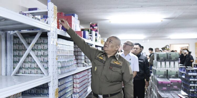 รอง ผบ.ตร. เดินหน้าปราบปรามเครือข่ายบุหรี่ไฟฟ้าออนไลน์ สั่ง บช.สอท. ทลายโกดังย่านประเวศ จับกุมเครือข่ายได้ทั้งขบวนการ ยึดของกลางกว่า 200,000 ชิ้น  