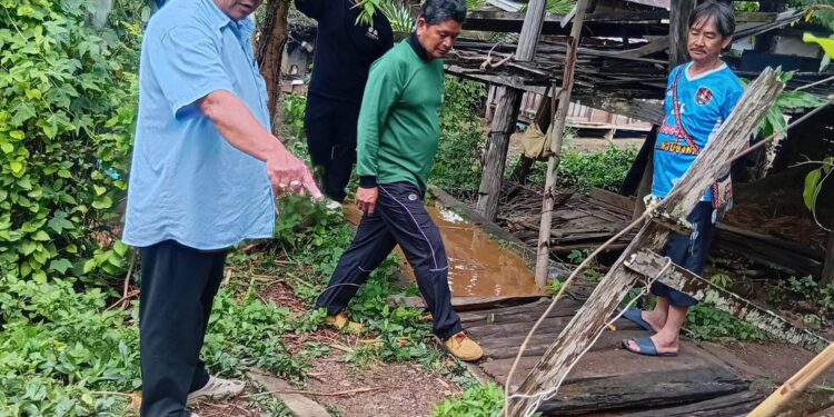 แม่ฮ่องสอน เร่งสำรวจความเสียหายและให้ความช่วยเหลือประชาชน หลังเกิดพายุฤดูร้อนพัดถล่มในพื้นที่ 4 อำเภอ ส่งผลให้บ้านเรือนราษฎรได้รับความเสียหายกว่า 76 หลังคาเรือน ขณะที่หน่วยงานที่เกี่ยวข้องระดมกำลังเข้าคลี่คลายสถานการณ์และเร่งช่วยเหลือเบื้องต้นแล้ว