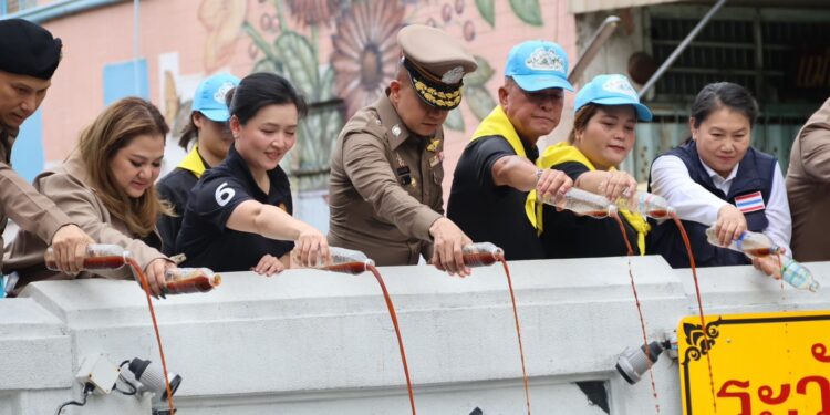 พล.ต.ต.ชัยกฤต นำคณะลงพื้นที่เยี่ยมผู้ป่วยติดเตียง ชุมชนริมคลองโอ่งอ่าง–สะพานหัน พร้อมรับฟังปัญหาประชาชน เร่งยกระดับคุณภาพชีวิตและความปลอดภัยในชุมชน