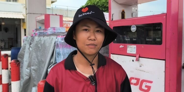 นนทบุรี วงจรปิด เด็กปั้มโอด ถูกรถเก๋งเฉี่ยวล้มบาดเจ็บ ขณะนั่งถอดสายเติมแก๊ส วอนกลับมารับผิดชอบ