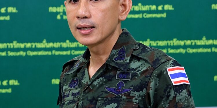เจ้าหน้าที่ชุดภัยแทรกซ้อนกองทัพภาคที่ 4 สนธิกำลัง บุกตรวจโกดังระนอง ยึดเครื่องใช้ไฟฟ้า–เครื่องจักรต้องสงสัยเลี่ยงภาษี มูลค่ากว่า 50 ล้านบาท