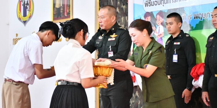 สกลนคร ผบ.ร.3 เติมเต็มมอบทุนการศึกษาบุตรหลานดีต่อใจ กำลังพล