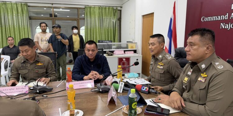 ขยายผลอาตี๋ซีโฟร์ ตำรวจเชิญ 2 นายทหารสอบเพิ่ม ปมโยงจัดหาไรเฟิลจู่โจม M4 ย้ำหากพบเอี่ยวฟันไม่เลี้ยง