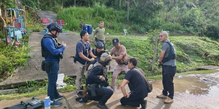ระทึก นาทีตำรวจปิดล้อมรวบตัวหนุ่มใหญ่เมายาบ้า แล้วคลั่งยิงปืนลั่นบ้าน 