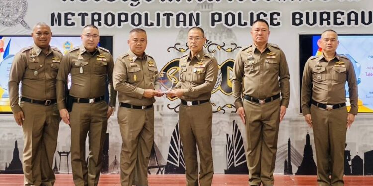 ผลงานเข้าตา บช.น. มอบโล่ดีเด่นจับกุมตามหมายจับและอาวุธปืน กวาดล้างอาชญากรรมเมืองกรุง